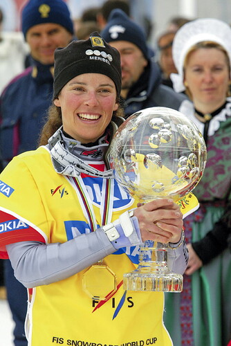 julie-pomagalski-arborant-son-sourire-caracteristique-et-exhibant-l-un-de-ses-globes-de-cristal-photo-office-de-tourisme-de-meribel-1616604513